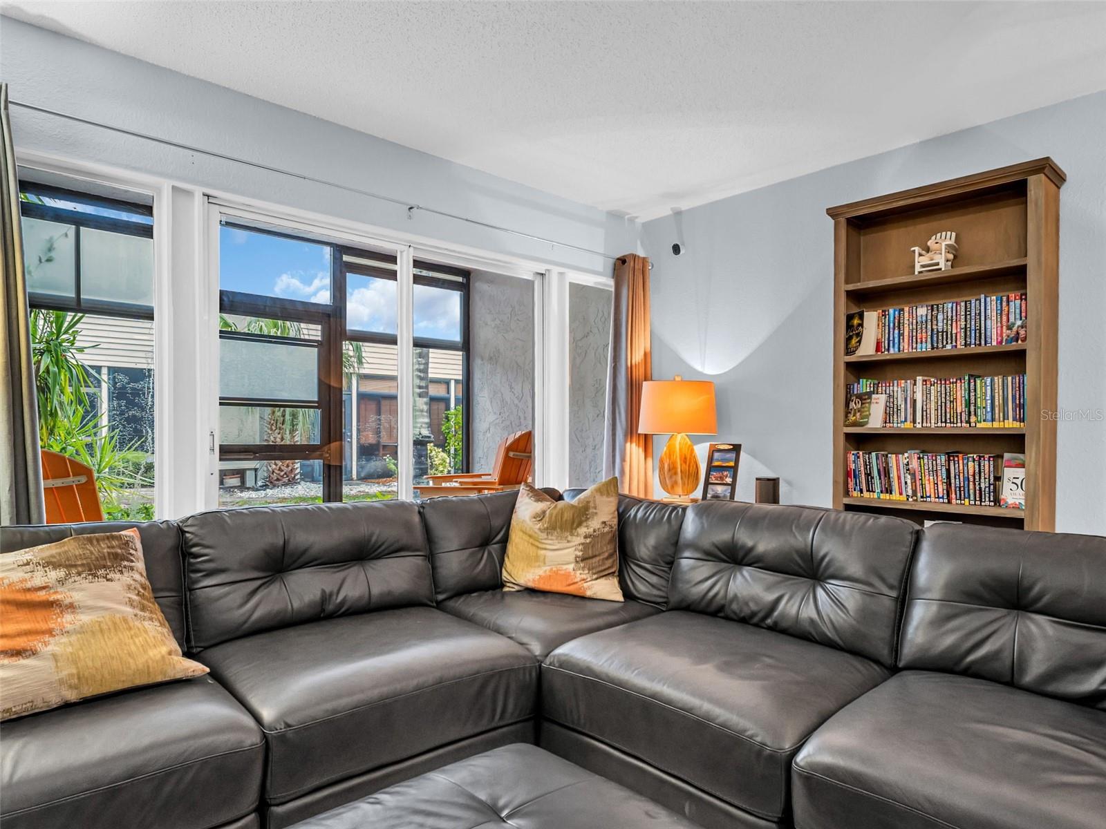 Photo 4 of 423 WINDRUSH BAY DR