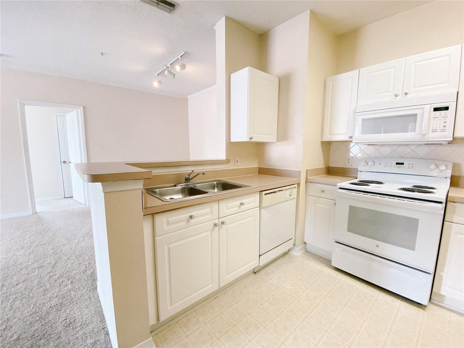 Photo 6 of 18001 RICHMOND PLACE DR #222