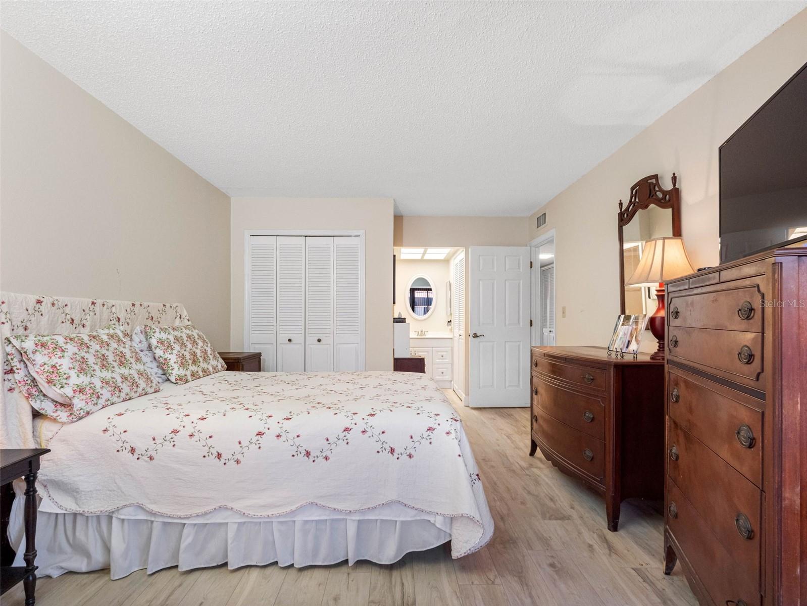 Photo 5 of 10182 SEMINOLE ISLAND DR