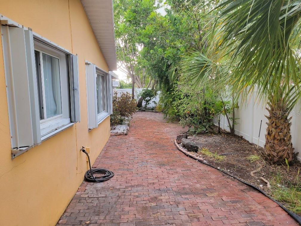 Photo 5 of 315 S TESSIER DR