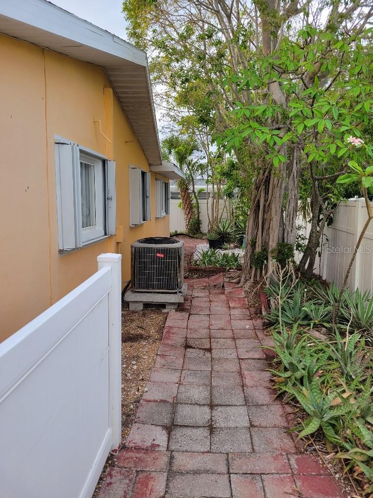 Photo 7 of 315 S TESSIER DR