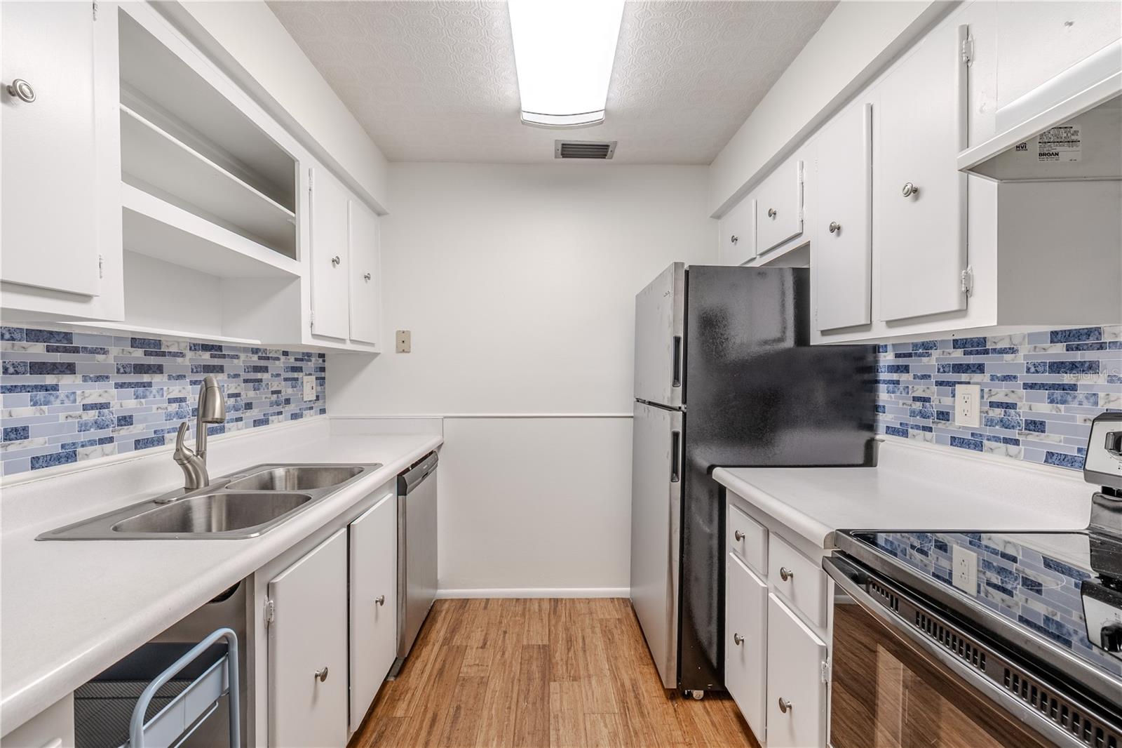 Photo 5 of 1708 BELLEAIR FOREST DR #D