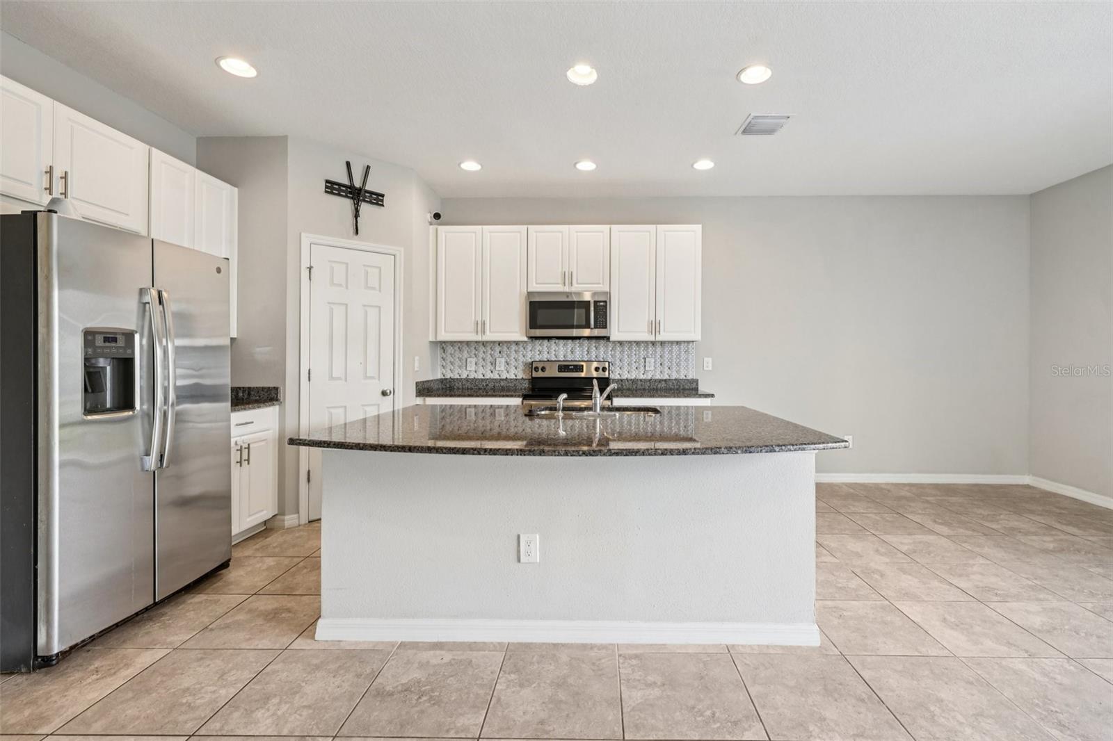 Photo 4 of 7022 SUMMER HOLLY PL