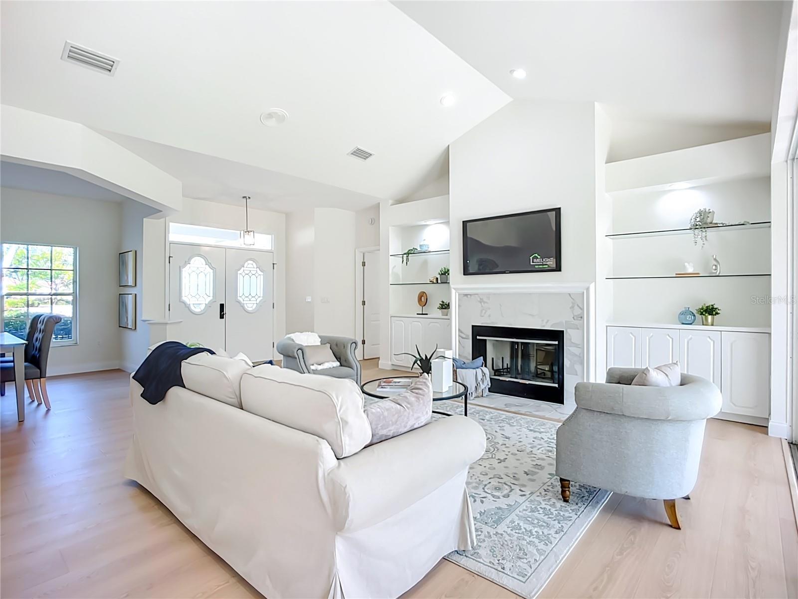 Photo 3 of 2960 SANDRINGHAM PL