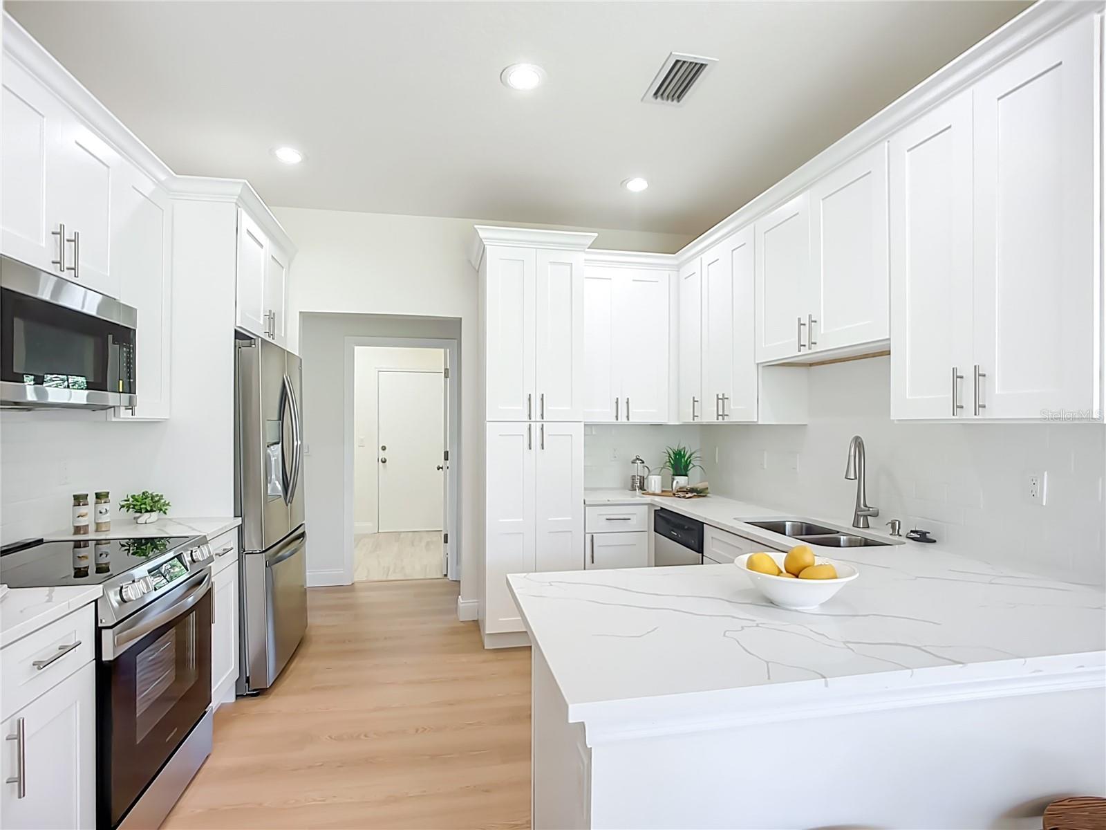 Photo 7 of 2960 SANDRINGHAM PL