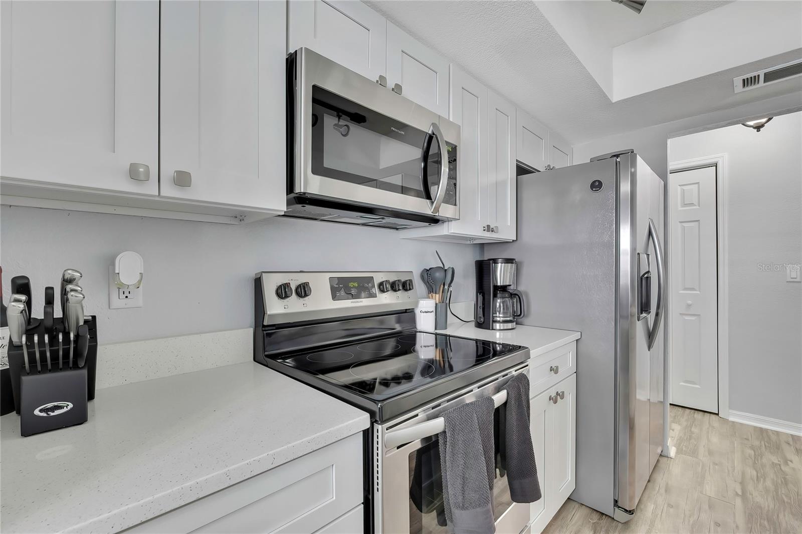Photo 6 of 3743 MERIDEAN PL