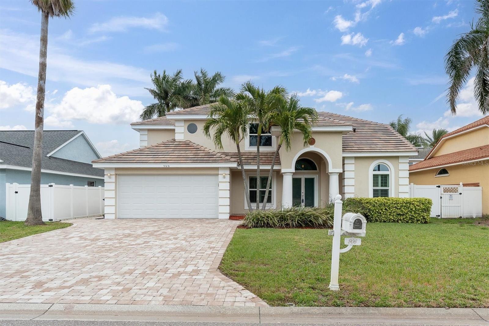 Photo of 906 LANDMARK CIR S