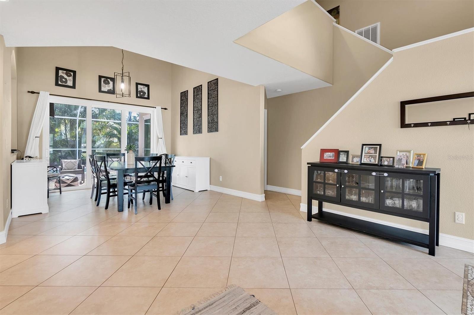 Photo 4 of 906 LANDMARK CIR S