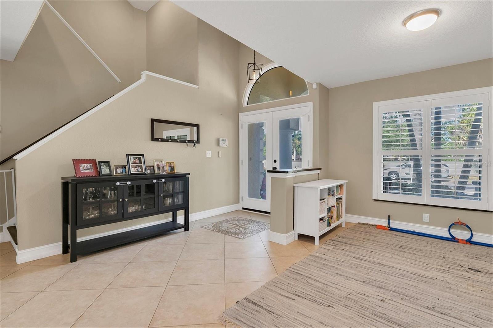 Photo 5 of 906 LANDMARK CIR S