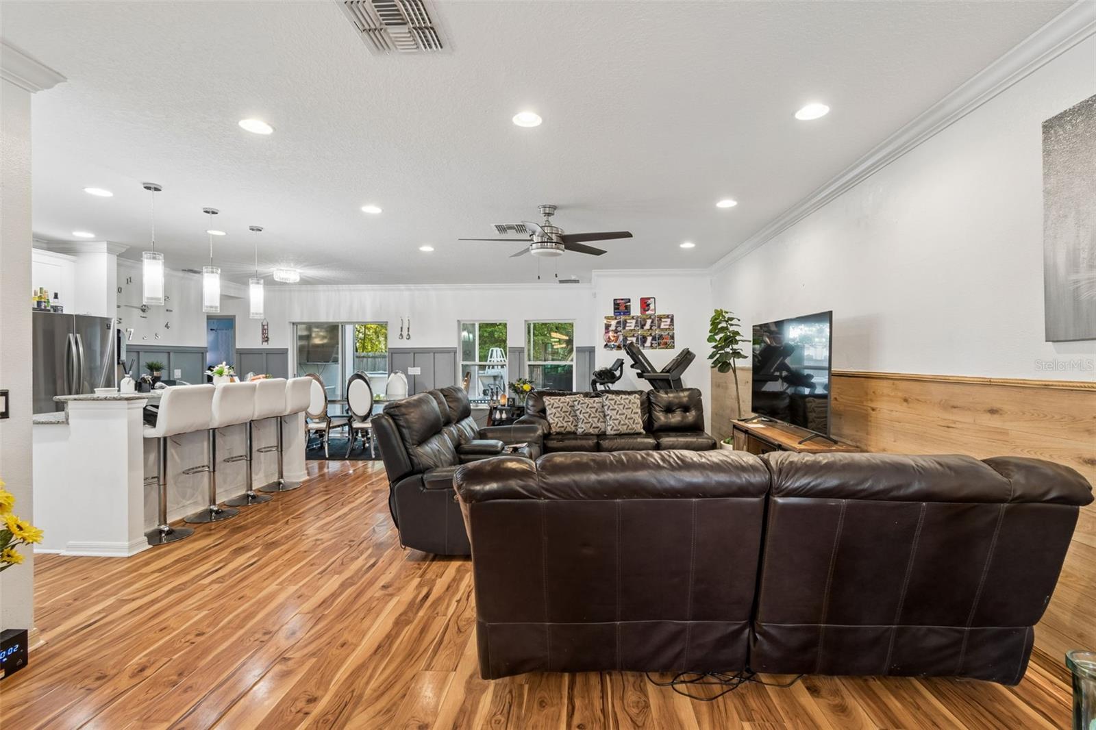 Photo 6 of 13046 LINDEN DR