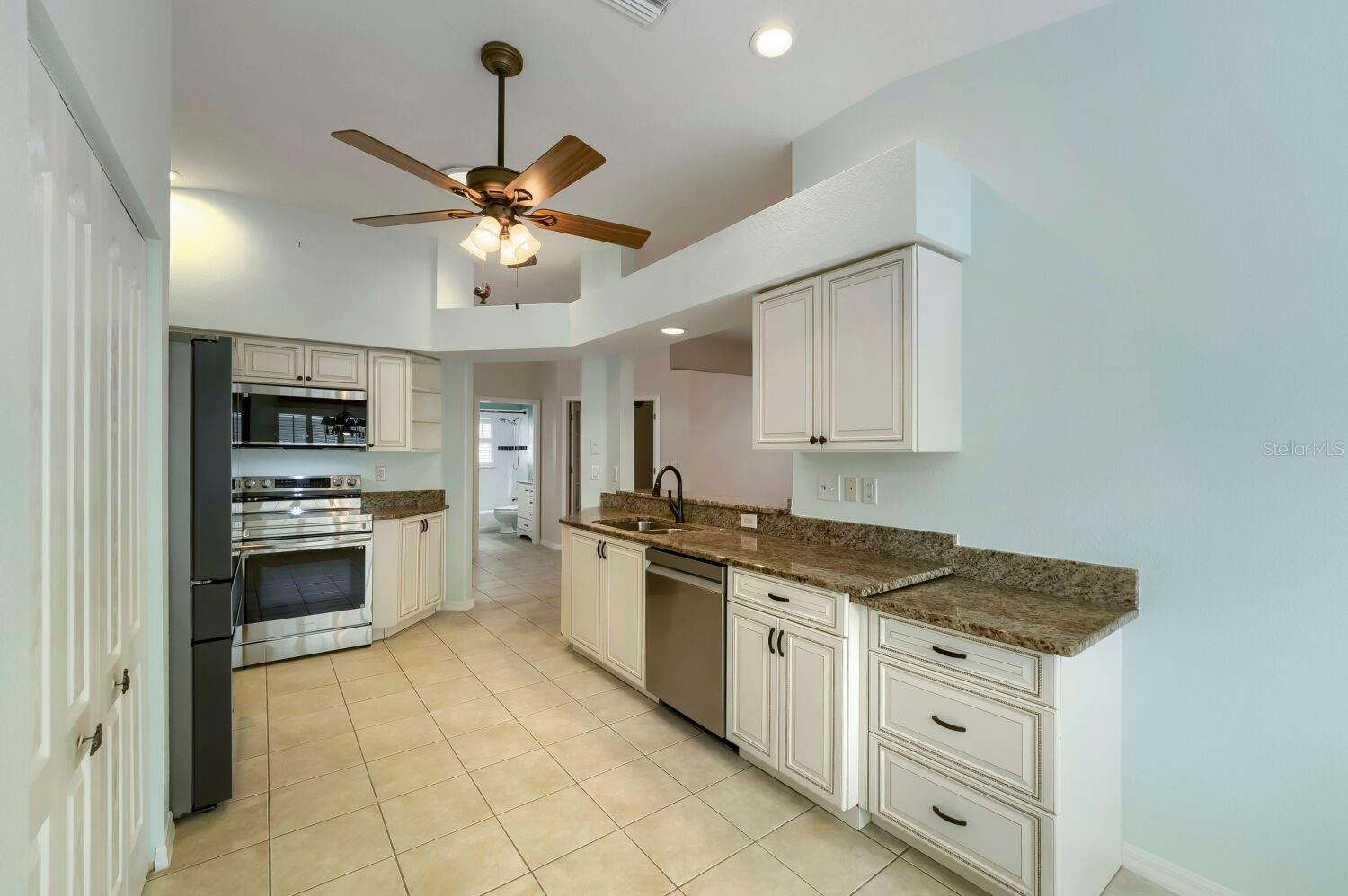 Photo 5 of 11337 CLEAR OAK CIR