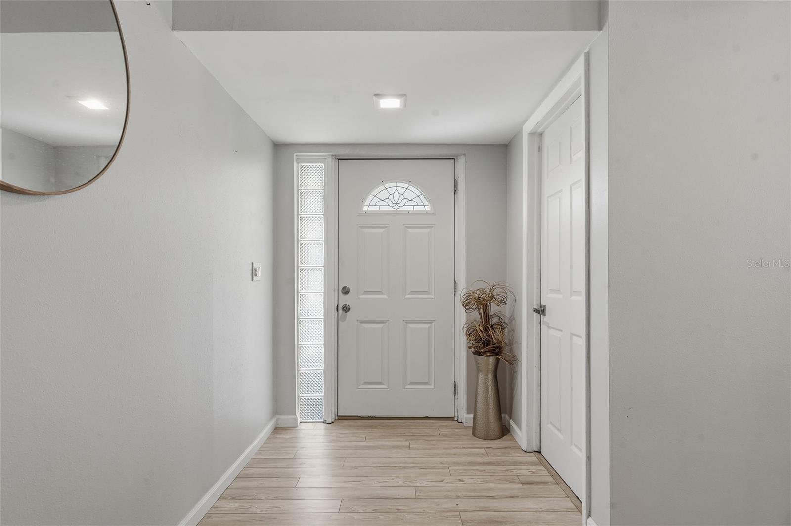 Photo 4 of 1634 DALE CIR N