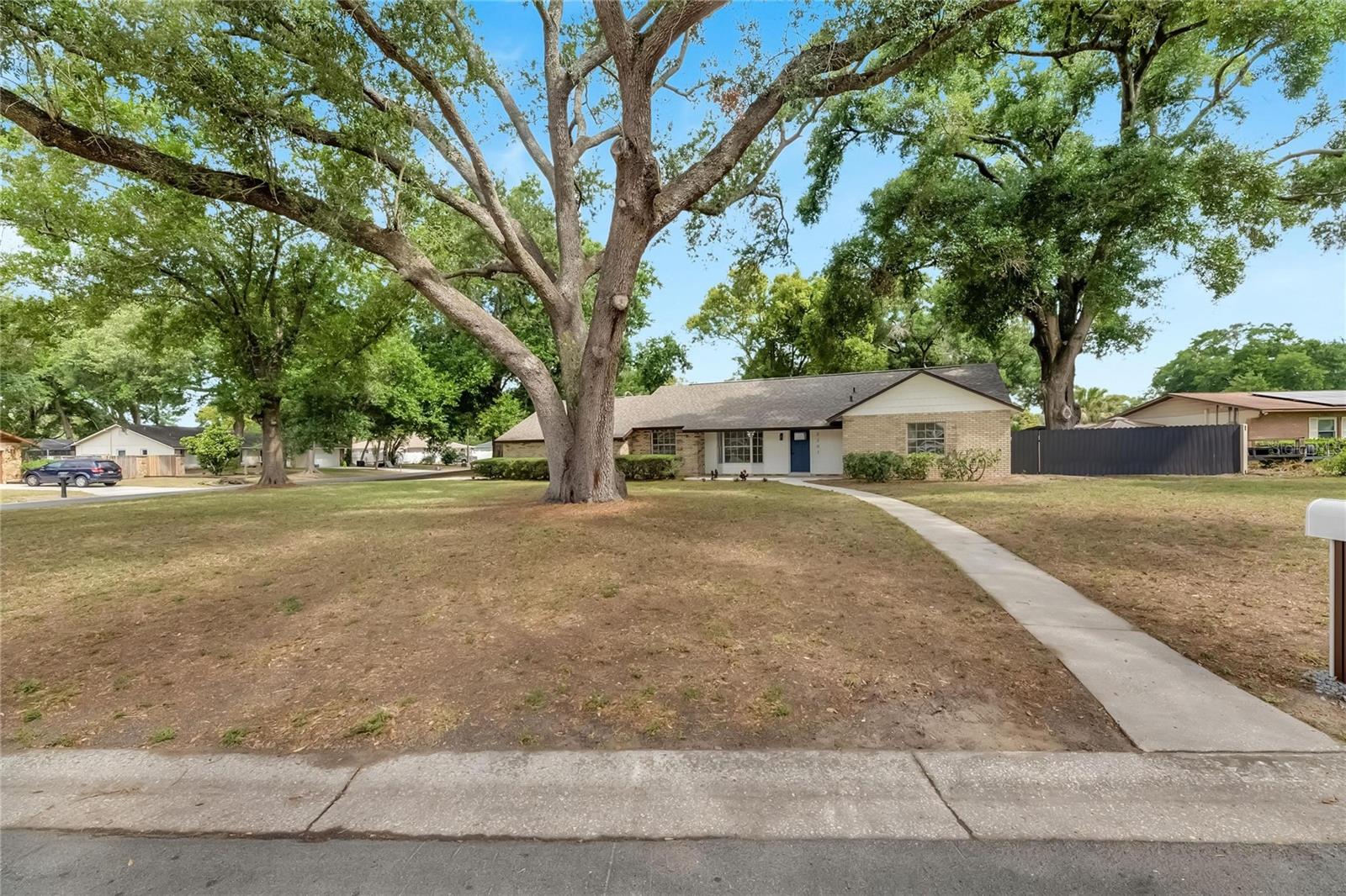 Photo 4 of 2207 PARKWOOD DR