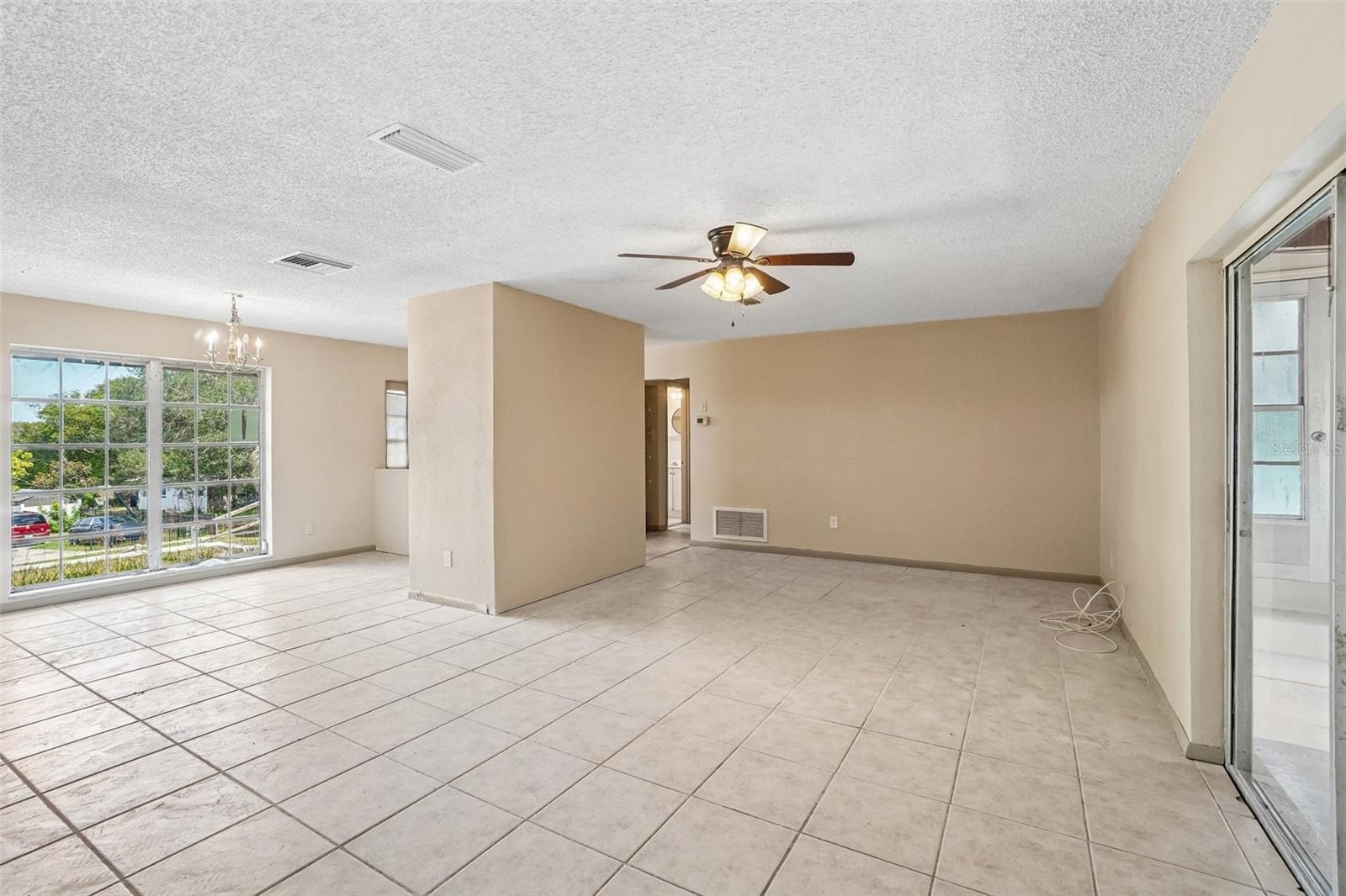 Photo 3 of 1090 EDGEHILL AVE