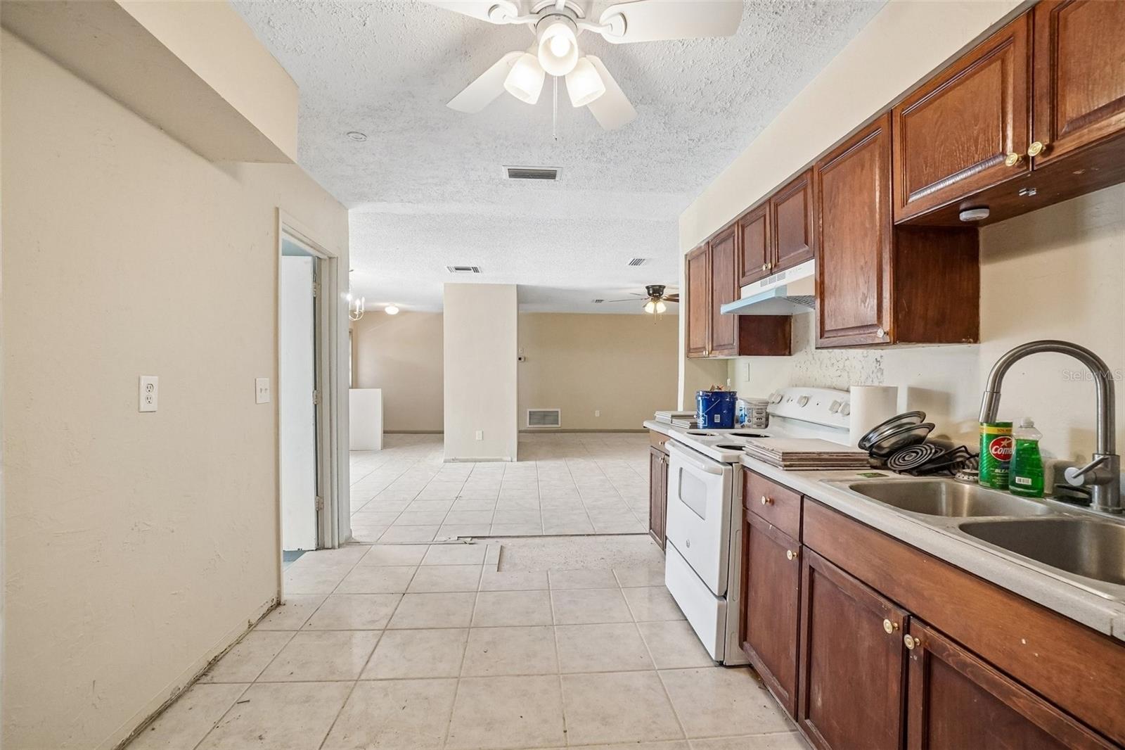 Photo 4 of 1090 EDGEHILL AVE