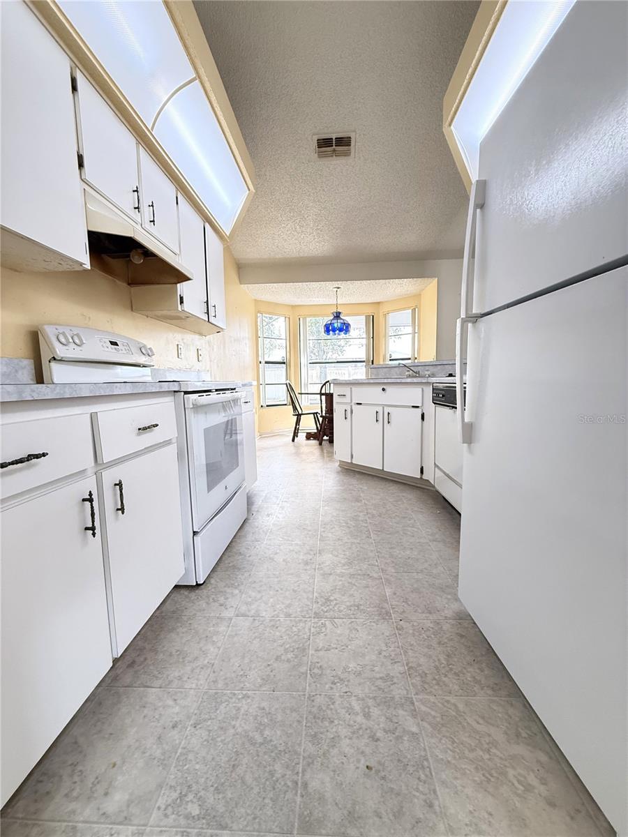 Photo 3 of 1480 GREENVIEW AVE
